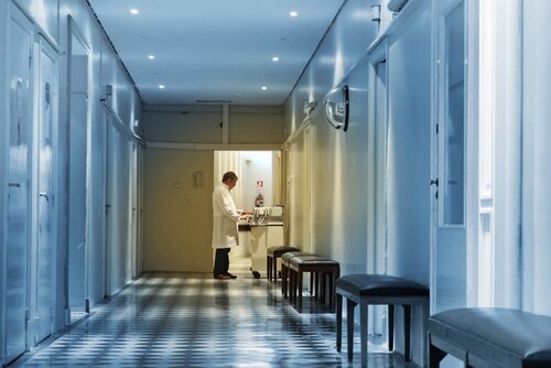 врач стоит в коридоре клиники