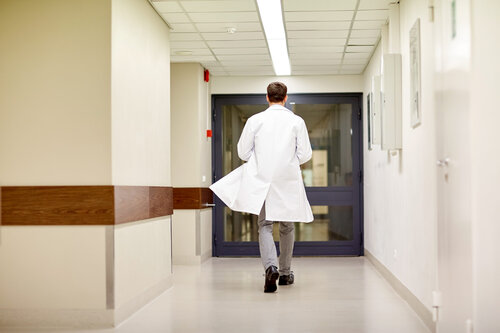 врач идет по коридору клиники