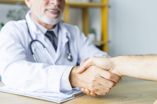 врач пожимает руку пациенту
